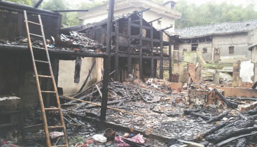 The fire set by Xiaolin burns down her neighbors' houses. (Photo source: Chengdu Business Daily)