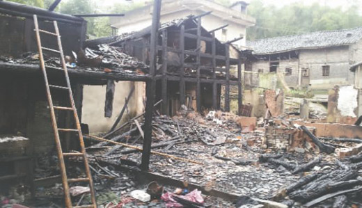 The fire set by Xiaolin burns down her neighbors' houses. (Photo source: Chengdu Business Daily)