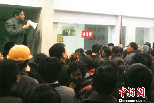 An official of the bank is trying to clarify the bank failure rumor for the public. (Photo source: chinanews.com)