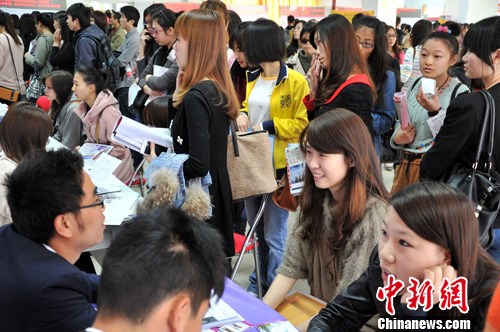 The photo taken on Mar 5 in Fuzhou shows women are looking for opportunities at a job fair. The second-child policy may make it harder for married women to find a job. (Photo source: chinanews.com)