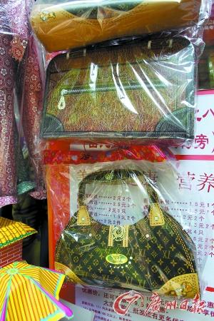 A paper replica of luxury bag. [Photo: the Guangzhou Daily]