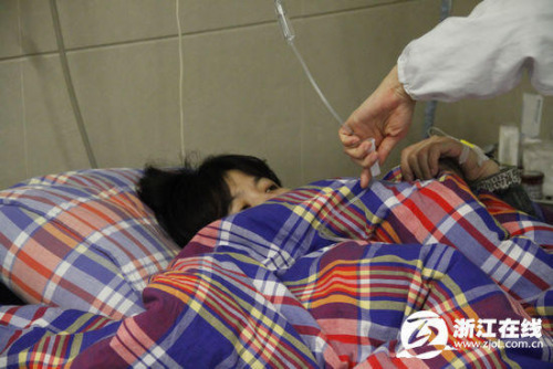 Zhang, one of the twins, is in hospital. [Photo: zjol.com.cn]