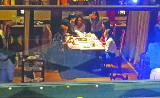 The Obama family is photographed getting a taste of Sichuan hotpot at a restaurant in Chengdu, Sichuan province. (Photo source: the Chengdu Business Daily)