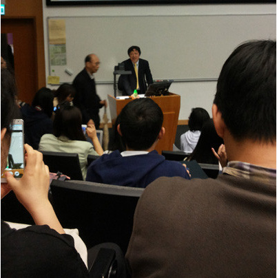 Hu Xijin, editor in chief of the Global Times, gives a speech at Chinese University of Hong Kong on Tuesday. (Photo source: Sina Weibo)