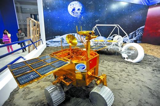 Chinas self-developed manned moon rover made its first appearance at the 11th China Chongqing Hi-tech Fair on Thursday. The rover is big enough to hold two astronauts, and can carry several tools. (Photo source: Chongqing Morning Post)