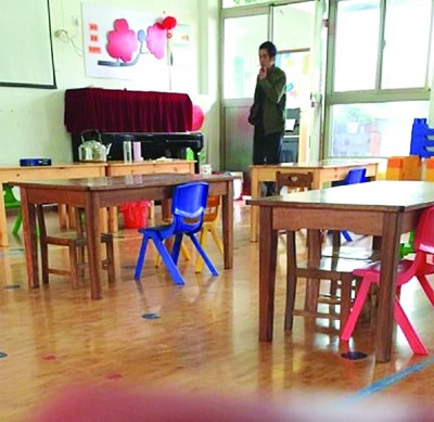 The man came into teachers�� office when everyone was out.