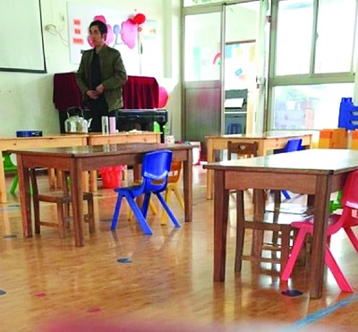 He approached tables and unzipped his trousers.