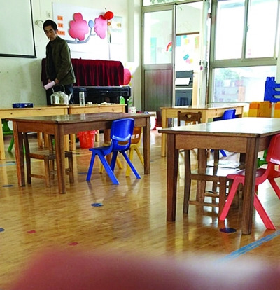 He started to pee in one cup on the table.