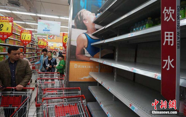 Tap water in Lanzhou, Gansu province has been found to contain excessive levels of benzene. Several shop's store of bottled water was depleted after the case was exposed. [Photo / Chinanews.com]
