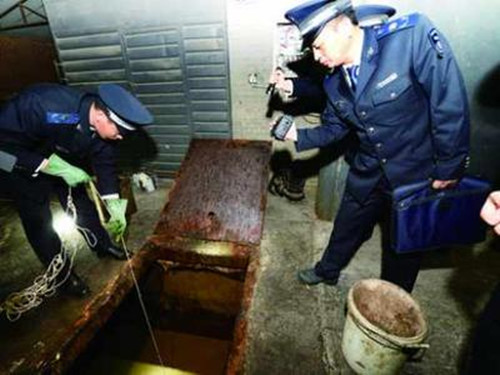 A Beijing-based kitchen garbage processing company was caught decomposing of waste with sulfuric acid and discharging strong acidic solution into the city��s Yongding River. A drainage ditch linking the river was found in the company��s plant. (Photo source: Legal Evening News)