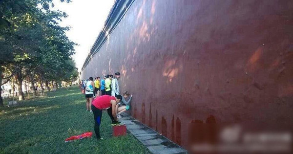 Photos of Beijing Marathon runners peeing against exterior walls of the Palace Museum during the long-distant running event held on 2013 have gone viral on the Internet. Runners said they were forced to do so due to the lack of portable toilets provided by organizer of the event.(Photo source: people.cn)