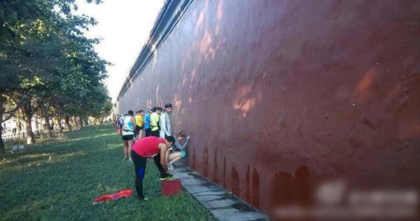 Photos of Beijing Marathon runners peeing against exterior walls of the Palace Museum during the long-distant running event held on 2013 have gone viral on the Internet. Runners said they were forced to do so due to the lack of portable toilets provided by organizer of the event.(Photo source: people.cn)