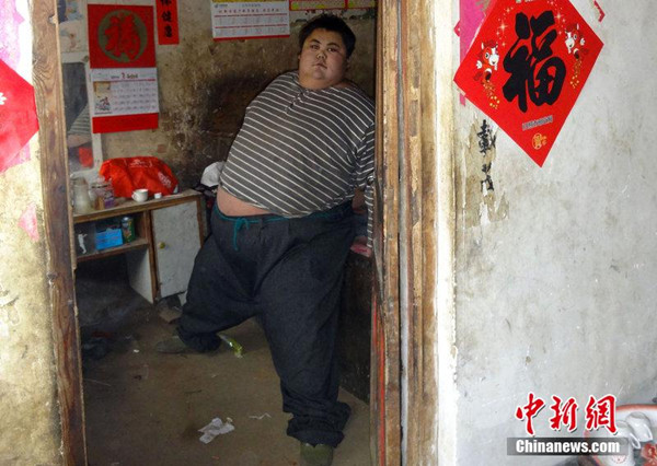 Sun Liang, the 22-year-old, 300-kilogram boy was born big and lives in a county under Liangcheng town of Rizhao city.(Photo source: chinanews.com)