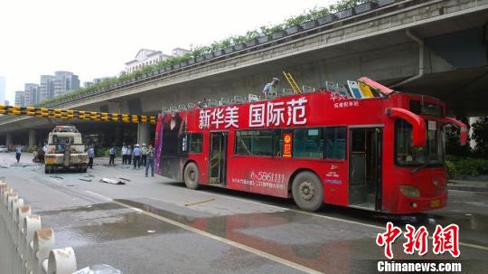 The double-decker bus is ripped off its roof, leaving chairs on the upper floor exposed to air. (Photo source: chinanews.com)