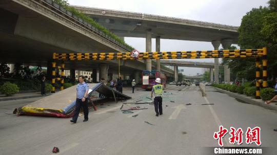 Police are collecting evidence at the accident site. The roof is on road, some ten meters away from the bus. (Photo source: chinanews.com)