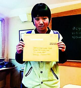 Liu Yanchi displays the letter President Barack Obama replied to her. (Photo source: Chongqing Economic Times)
