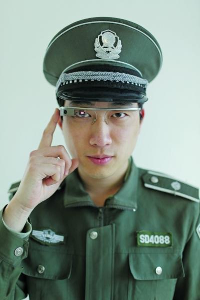 Jiang Yifan, an urban management officer, or Chengguan, in Jiangsu province bought himself a Google Glass, and started wearing it as part of his law enforcement kit. Jiang has posted a photo of himself wearing the electronic glasses on his Sina Weibo account. (Photo source: Sina Weibo)