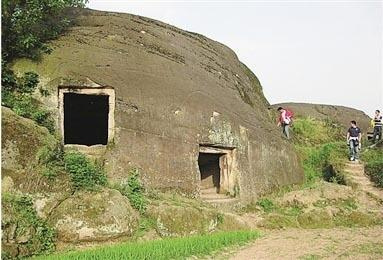 An architectural complex of 48 ancient houses made of hollowed-out gigantic stones has been discovered in the Three Gorges Reservoir region. The picture shows the appearance of a stone house. (Photo source: xinhuanet.com) 