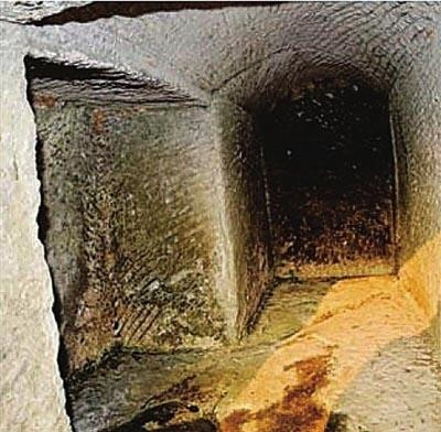 The picture shows the internal structure of one of the stone houses discovered in Three Gorges Reservoir region. (Photo source: xinhuanet.com)
