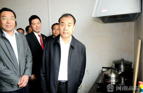 Zhang Liyong, president of the High People's Court in Henan province inspects a kitchen established in a court. (Photo source: official website of Henan High People's Court)