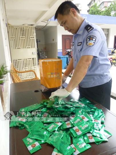 An anti-narcotics squad seized 2,000 grams of a new kind of drug called milk tea on Sunday in Nanning, capital of the Guangxi Zhuang autonomous region. The drugs are packed separately in small bags of tea product. (Photo source: gxnews.com) 