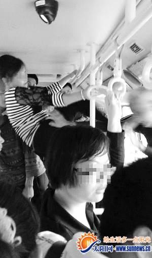A woman taking a bus in Xiamen, Fujian province used “gymnastics movements” to kick an old man after she was criticized for being reluctant to offer her seat to the elderly. (Photo source: sunnews.cn) 