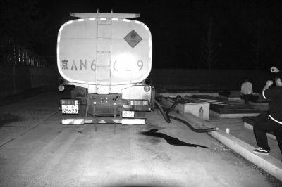 An oil tank downloads diesel at Yanmu gas station.
