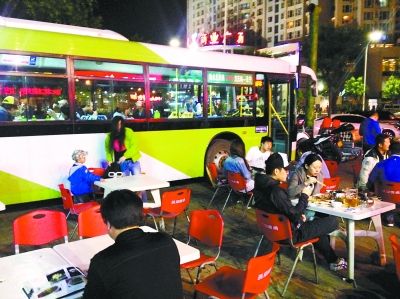 A restaurant owner in Beijing has purchased a bus and transformed it into a dining room to evade the citys crackdown on open-air barbecues. (Photo source: xinhuanet.cn)