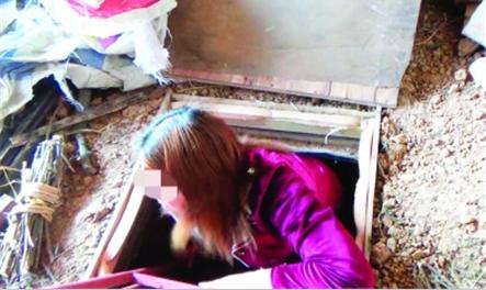 Lin Yan, the victim, found imprisoned in a cellar in his ex-husband's yard, is freed by local police. (Photo source: the Chengdu Business Daily)