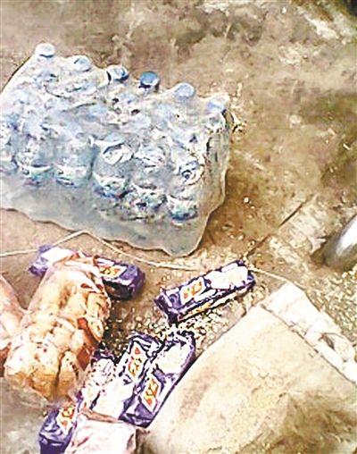 Expired instant noodles, bread, bottled water, all covered in mold.[Photo: chinanews.com]