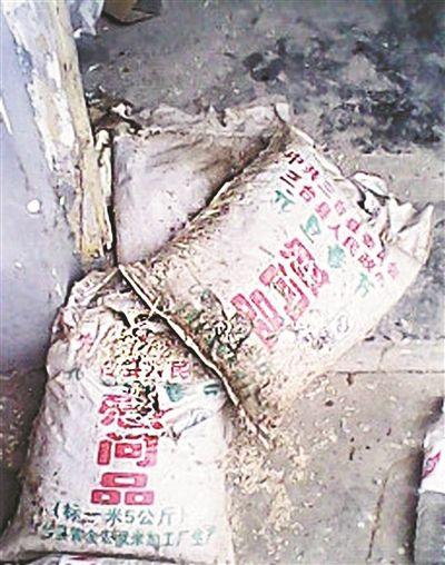Expired rice is covered in mold.[Photo: chinanews.com]