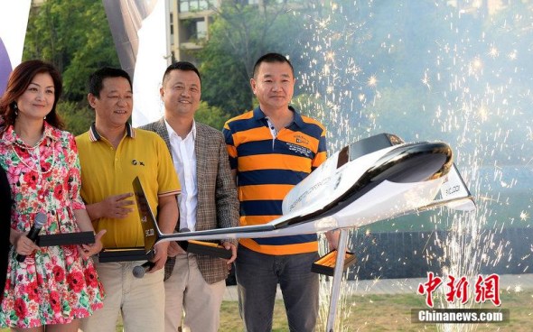 Four rich people from Chengdu, Sichuan province, including one woman, sign up for a space trip next year on April 29, 2014.