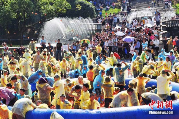 File photo of an imitation La Tomatina food fight held in Changsha Window of the World in 2010. [Photo: China News Service]