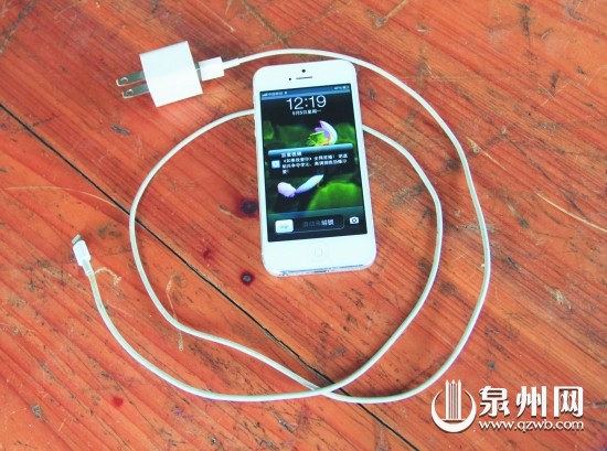 A photograph of the iPhone5 and charger. [Photo: qzwb.com]