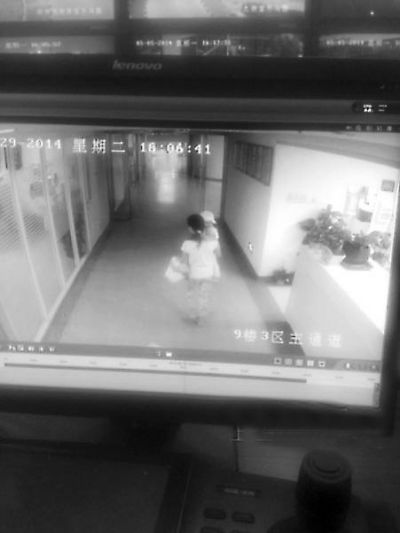 Screenshot of a video shows the mother and the boy leaves the hospital. [By the Southern Metropolis Daily]