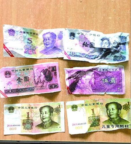 The toy cashes, looking quite same with real bank notes, are found in the fare box of buses. (Photo source: Chongqing Morning News)