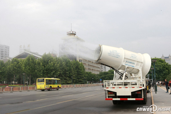 The photo taken on May 9, 2014 shows a removable mist cannon which can reduce dust in air working on a street in Xi'an, Shaanxi province. (Photo source: cnwest.com) 
