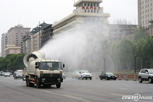 The photo taken on May 9, 2014 shows a removable mist cannon which can reduce dust in air working on a street in Xi'an, Shaanxi province. (Photo source: cnwest.com) 