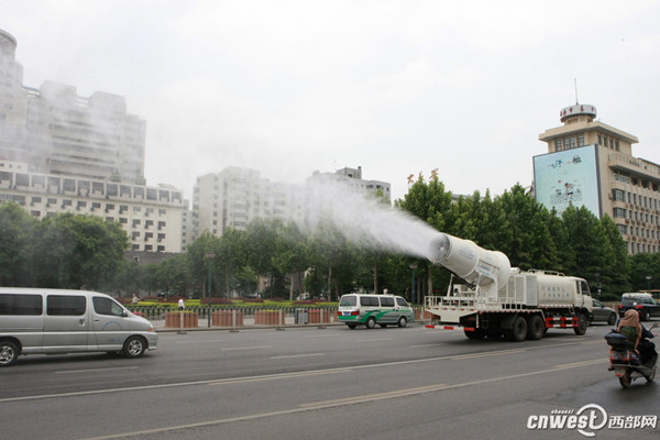 The photo taken on May 9, 2014 shows a removable mist cannon which can reduce dust in air working on a street in Xi'an, Shaanxi province. (Photo source: cnwest.com) 