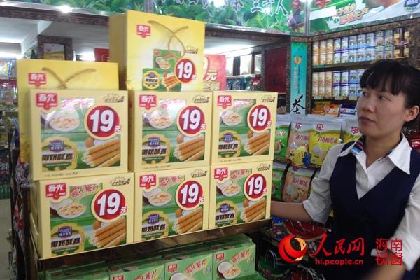 A Snack set meal featuring a box of coconut chips and a bag of cream rolls, typical foods in Hainan province, has been selling like hot cakes after Chinas Premier Li Keqiang bought the set during his visit to the province. (Photo source: people.cn)