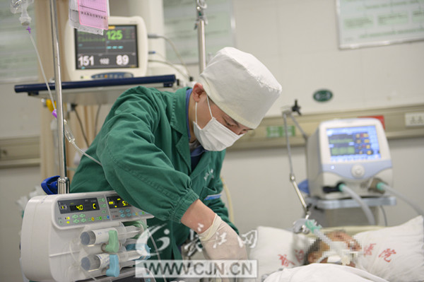 A male nurse provides his service to a patient. (Photo source: cjn.cn)
