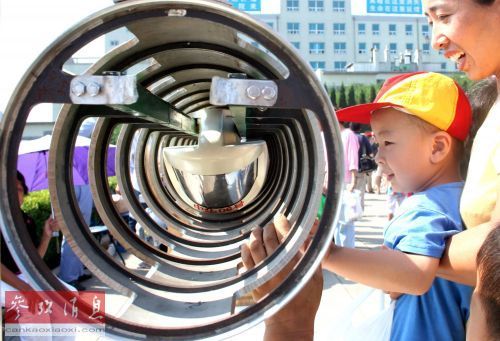 The file photo shows a model of maglev train was shown at an exhibition held in Dalian, Liaoning province in 2006. (Photo source: cankaoxiaoxi.com)