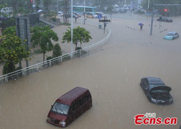 Shenzhen experiences its strongest rainfall since 2008 on Sunday, May 11, 2014, with 2,000 cars submerged in the streets and the operations of more than 5,000 buses suspended. (Photo source: IC)