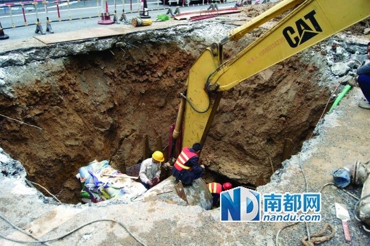Photo taken on April 3, 2014 shows workers repair road damaged by a ground subsidence accident in Shenzhen, Guangdong province. (Photo source: nandu.com) 