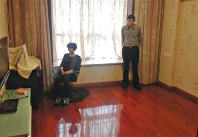Photo taken on May 18, 2014 shows Shen Xinnan and his wife stay hopelessly in their house after they were refused ownership of frozen embryos left by their dead son and daughter-in-law by a court in Jiangsu province. (Photo source: Beijing News)