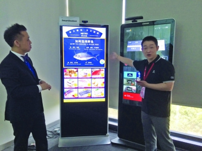 Staff members at the mall introduce tailored advertising through big data tools. (Photo: Yangtse Evening News)