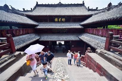 Parents are flocking to Zitong county in Sichuan province, which houses a notable temple of literature. [Photo: West China City Daily]