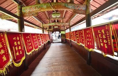 Numerous flags hanging on a wall at the temple sent by devotees after their wishes are fulfilled. [Photo: West China City Daily]