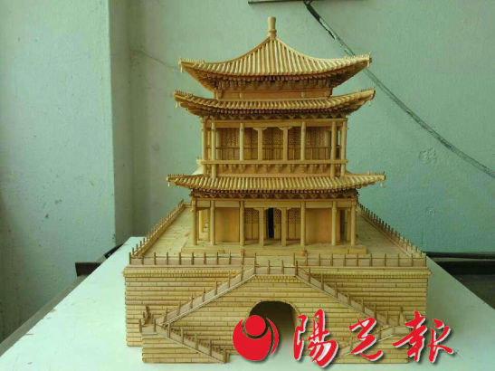 A 23-year-old man from Shaanxi province has spent one year making a 1��100 replica of the Bell Tower of Xi'an with 750 chopsticks. (Photo source: Sunshine Daily) 