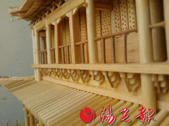A 23-year-old man from Shaanxi province has spent one year making a 1��100 replica of the Bell Tower of Xi'an with 750 chopsticks. (Photo source: Sunshine Daily) 